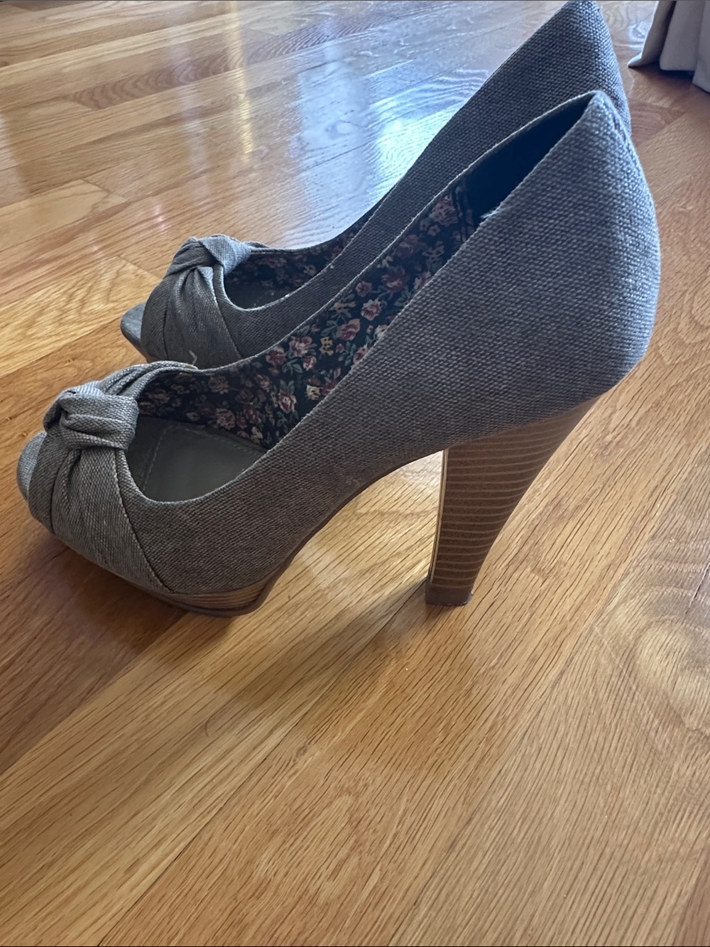 Kenneth Cole Reaction Taupe Knotted Peep-Toe Platform Heels